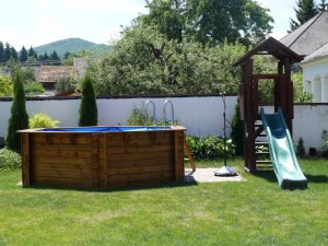 Beépítve egy kis játszótérrel