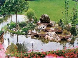 Szintén egy elkészült tó. Egyedi a formája, különleges a sok kis csobogóval.