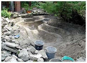 A tó medre kiásva, fóliázás előtt. 